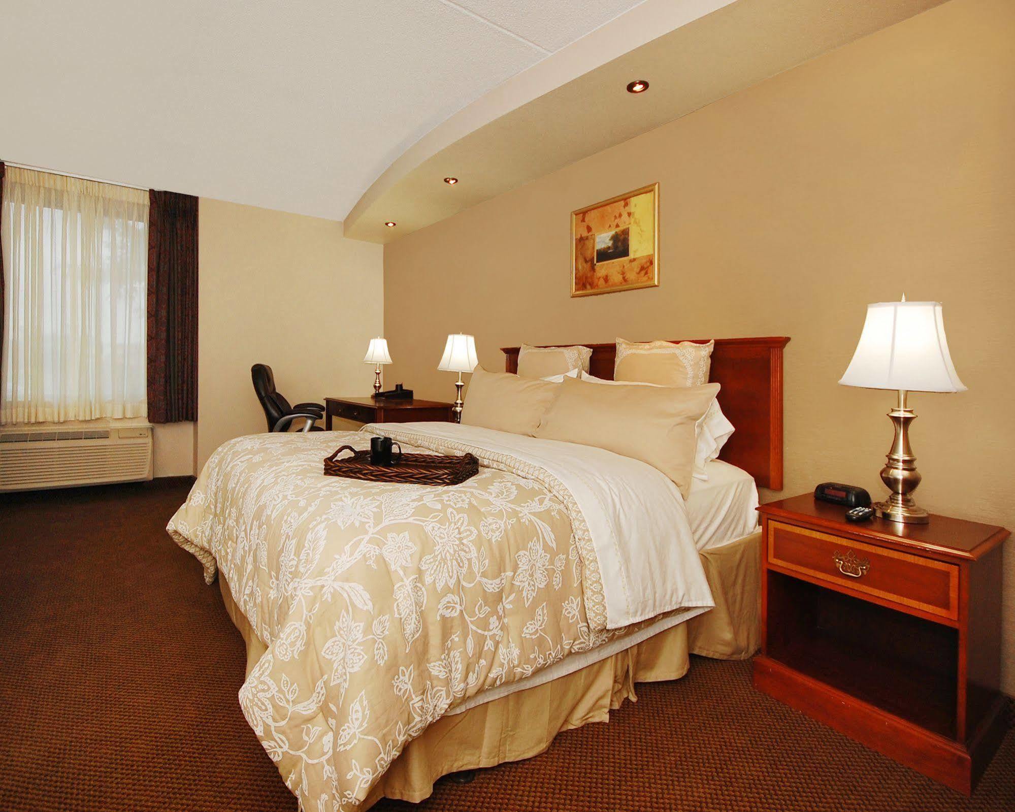 Plaza Inn & Suites Хагерстаун Экстерьер фото