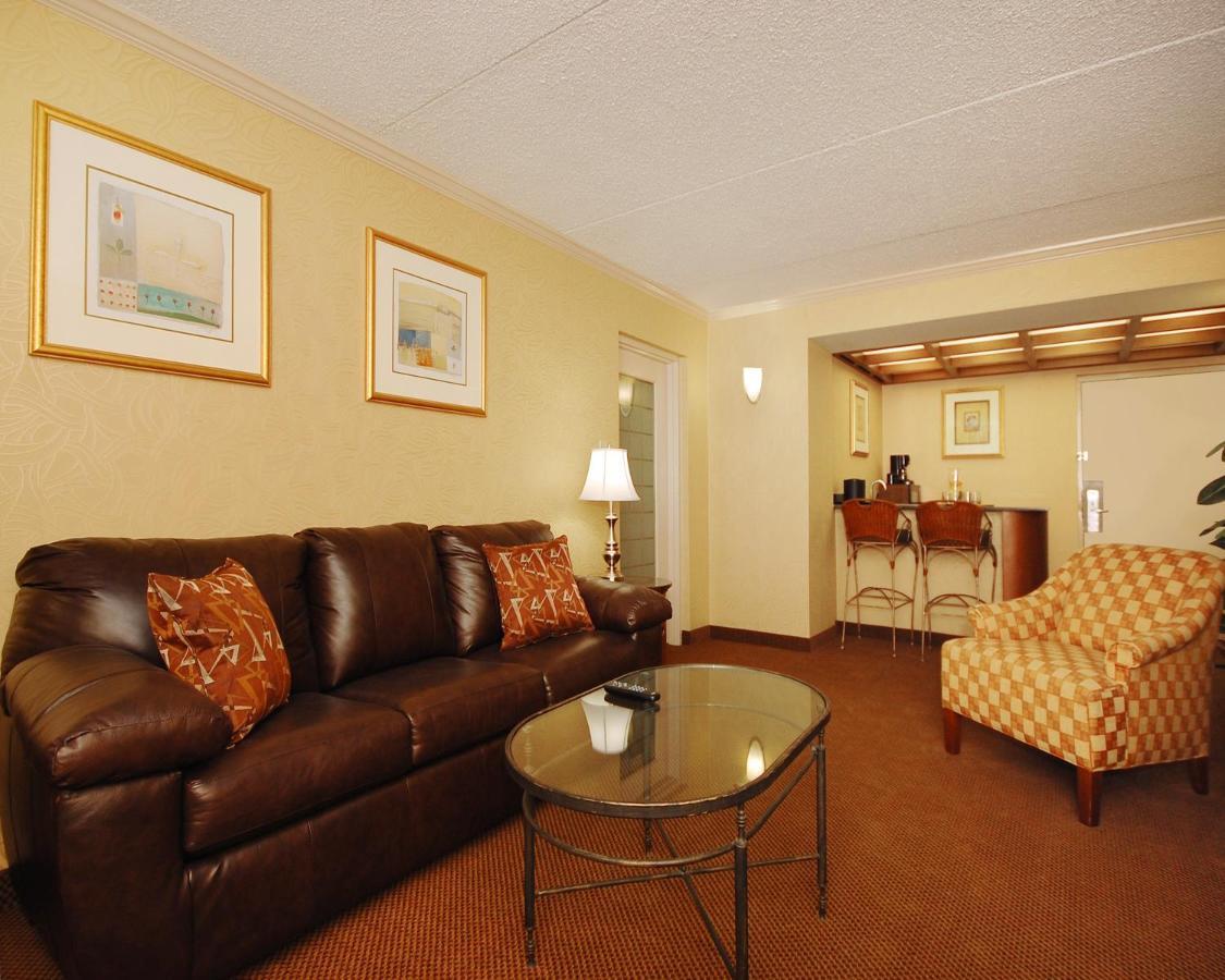 Plaza Inn & Suites Хагерстаун Экстерьер фото